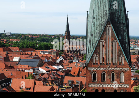 Blick vom Wasserturm auf die Altstadt, St.-Johannis-Kirche in der Front in den Rücken der St. Nikolai-Kirche, Lüneburg, niedrig Stockfoto