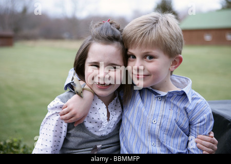 Zwei süße Kinder posieren für ein Foto Bruder und Schwester oder Freunde. Junge Liebe. Stockfoto