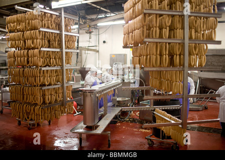 Arbeitnehmer im Hummel Brothers Inc-Hot-Dog-Werk in New Haven CT USA Stockfoto