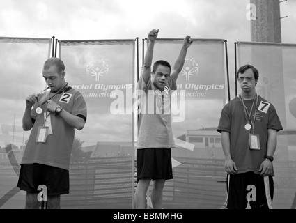 Special Olympioniken zu reagieren, wie sie Medaillen bei einer feierlichen Preisverleihung bei den Special Olympics Games, New Haven, CT, USA erhalten Stockfoto