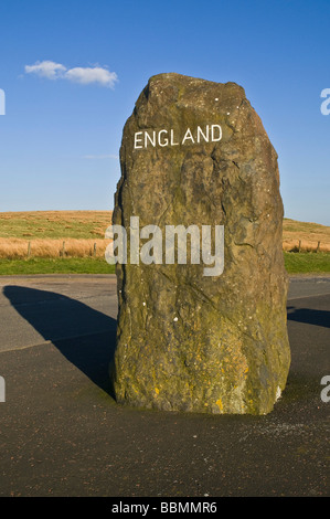 dh GRENZE NORTHUMBRIA schottisch Englisch Stein Wegweiser auf England Schottland Grenzen Land Zeichen Post uk Stockfoto