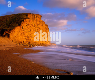 Der Kiesstrand und die East Cliff an der West Bay in der Nähe von Bridport an der Dorset Jurassic Coast, England. Stockfoto