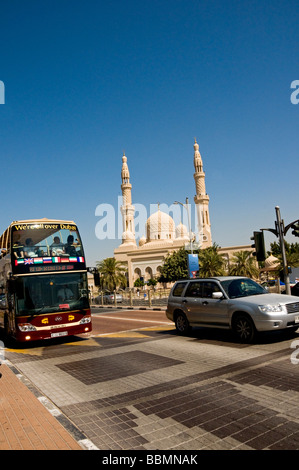 Verkehr und Bus mit Touristen vor der Jumeirah Moschee Stockfoto