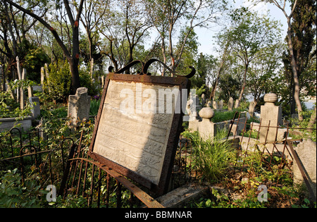 Alten muslimischen Friedhof mit verfallenen Gräber Eyuep Dorf am Goldenen Horn, Istanbul, Türkei Stockfoto