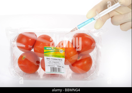 Spritze-Identifikation in Tomate mit BIO Label, symbolisches Bild, Betrug mit Lebensmitteln mit dem BIO-label Stockfoto