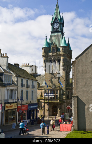dh DUNFERMLINE FIFE Scottish Town Hall Uhrenturm und Menschen In der High Street im Zentrum von Schottland Stockfoto