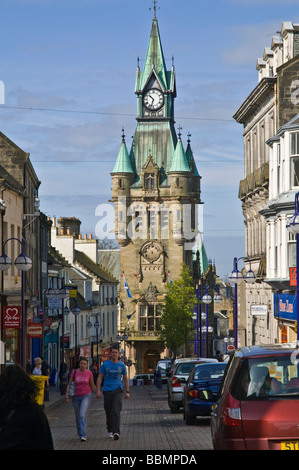 Dh High Street Dunfermline Fife schottische Alte Rathaus Clock Tower Menschen in Schottland Main St Fußgänger uk Stockfoto