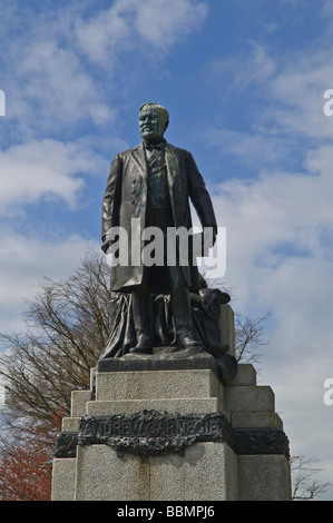 Dh Pittencrieff Park Dunfermline Fife Andrew Carnegie statue Schottland Stockfoto
