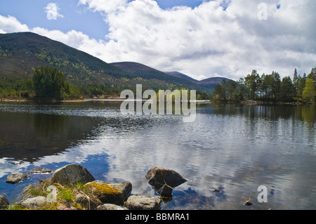 dh Loch Gamhna ROTHIEMURCHUS INVERNESSSHIRE Cairngorms Nationalpark Loch und Cairngorm Ausläufern Stockfoto