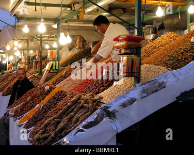 Getrocknete Früchte und Mutter stall Marrakesch Souk Marokkos Stockfoto