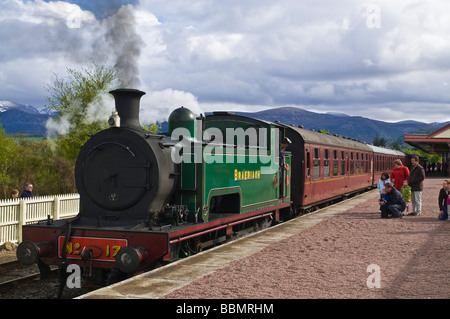 dh Strathspey Dampfeisenbahn AVIEMORE INVERNESSSHIRE Braeriach Dampfeisenbahnfamilie Beobachten Zug Abfahrt uk Urlaub schottland speyside Stockfoto