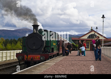 dh Dampfeisenbahn STRATHSPEY AVIEMORE Familien beobachten Eisenbahnzüge abfahren Urlaub Kinder speyside Way schottland uk Familie Zug Sommer Stockfoto