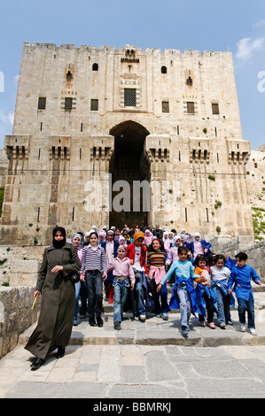 Schulklasse vor der Zitadelle, Aleppo, Syrien, Naher Osten, Asien Stockfoto