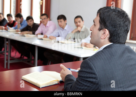 Die muslimische Organisation VIKZ (Verband der Islamischen Kulturzentrum) lehrt junge Männer zu einem imam Stockfoto