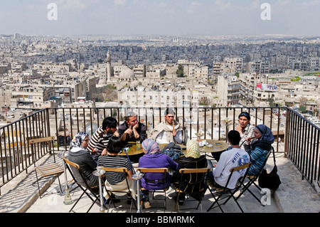 Jugendliche Rauchen einer Wasserpfeife auf dem Hügel der Zitadelle, Aleppo, Syrien, Naher Osten, Asien Stockfoto