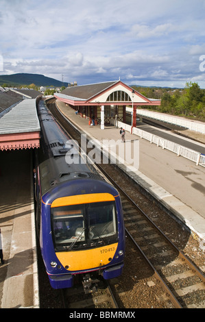 dh Aviemore Railway Station AVIEMORE INVERNESSSHIRE First Scotrail Class 170 Bombardier Turbostar Unit 170413 am Bahnsteig A Bahnstrecke schottland Stockfoto