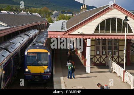 dh Bahnhof AVIEMORE INVERNESSSHIRE First Scotrail Class 170 Bombardier Turbostar 170394 am Bahnsteig schottischer Hochland-Personenzug schottland Stockfoto