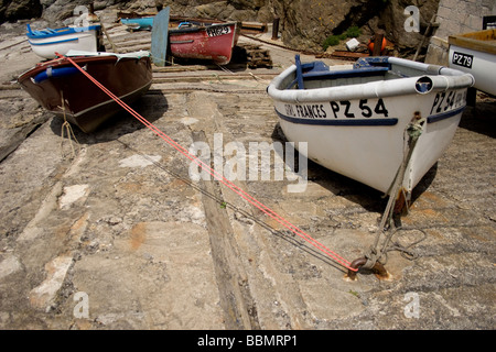 Kleine Fischerboote gefesselt am Lizard Point, Cornwall, England Stockfoto