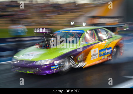 Australischen Drag Racer, Maurice Brennan, Durchführung einen Burnout in seiner stark veränderten Holden Commodore Top Comp Rennwagen Stockfoto