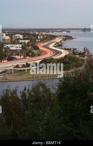 Ampel-Trails über den Narrows Bridge und Kwinana Freeway Süden aus der CBD. Perth, Western Australia, Australia Stockfoto