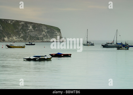 Boote und kleine Yachten ankern in Swanage Bay Dorset England UK Stockfoto