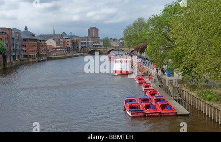 Sportboote auf den Fluss Ouse, York, England Stockfoto