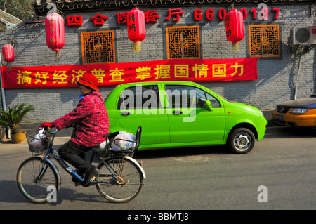 Bunte Straße Szene in einem Hutong Zentrum Pekings neben der verbotenen Stadt Chinas Stockfoto