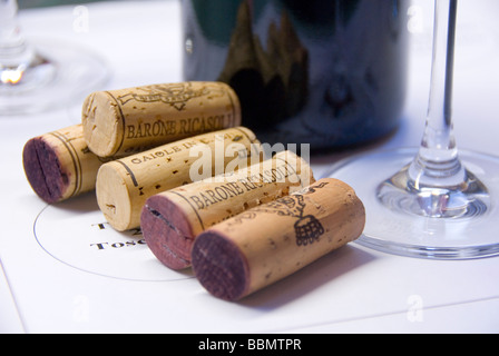 Korken aus die verschiedenen Weine bei einer Weinprobe im Castello Brolio im Chianti Stockfoto