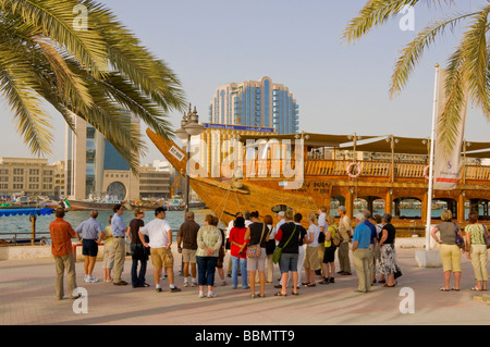 Gruppe der ausländischen Touristen in den Dubai creek Stockfoto