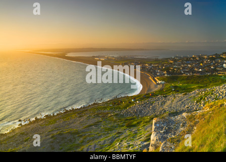 Chesil Beach in der Abendsonne von der Isle of Portland Dorset England UK aus gesehen Stockfoto