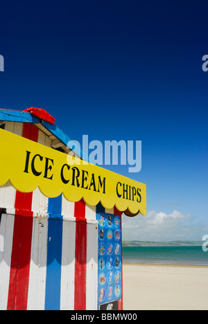 kleiner Strand Stall zu verkaufen Eis und Chips am Strand von Weymouth Dorset England UK Stockfoto