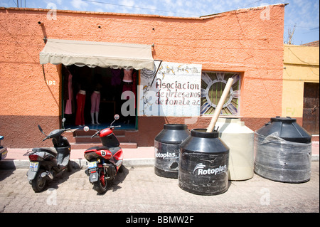 Die bunten Wände von Geschäften, Kneipen und Häuser von Tonala, Jalisco, Mexiko Stockfoto