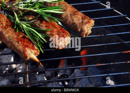 Lamm-Spieße mit Rosmarin auf Grill Stockfoto