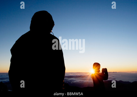 Trekker Sonnenaufgang auf Pico Ruivo, der höchste Gipfel Madeiras zu beobachten. Stockfoto