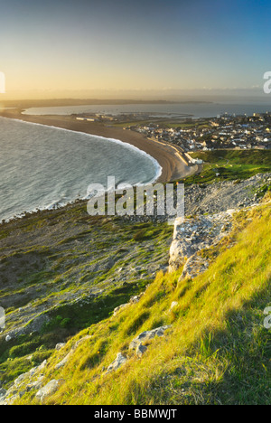 Chesil Beach gesehen vom Küstenweg auf der Isle of Portland, Dorset, England, UK Stockfoto
