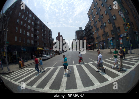 Fußgänger überqueren Sie die Straße in einem Zebra Zebrastreifen im Stadtteil Chelsea in New York Stockfoto