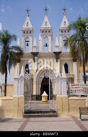 Dreifach spired Kirche im Zentrum am Tonala, Jalsico, Mexiko Stockfoto