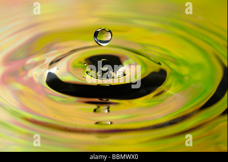 Nahaufnahme eines Wassertropfens auf einer Wasseroberfläche Stockfoto