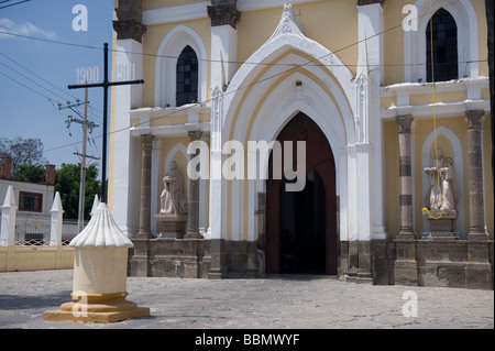 Dreifach spired Kirche im Zentrum am Tonala, Jalsico, Mexiko Stockfoto