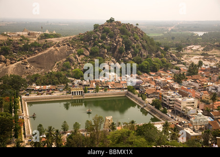 Die Aussicht vom Vindyagiri Hill in der kleinen Stadt Shravanabelagola in Karnataka, Indien. Stockfoto