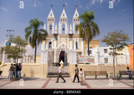 Dreifach spired Kirche im Zentrum am Tonala, Jalsico, Mexiko Stockfoto