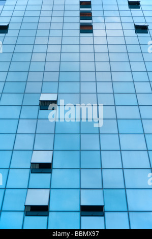 Gebäude aus Glas ein Fragment eines Gebäudes mit den offenen und geschlossenen Fenstern Stockfoto