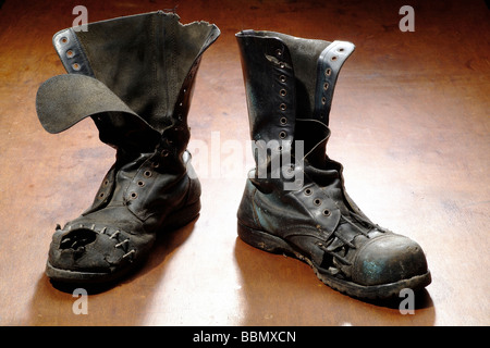 Ein paar von abgenutzten Springerstiefel Stockfoto