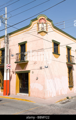 Die bunten Wände von Geschäften, Kneipen und Häuser von Tonala, Jalisco, Mexiko Stockfoto