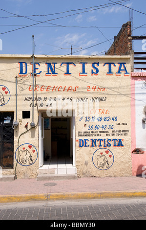 Die bunten Wände von Geschäften, Kneipen und Häuser von Tonala, Jalisco, Mexiko Stockfoto