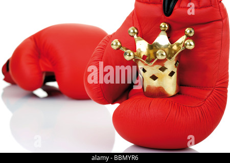 Rote Boxhandschuhe mit einer goldenen Krone Stockfoto