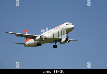 Ein Easyjet Airbus A319 kommen, um zu landen Stockfoto