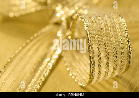 goldene Schleife auf Pralinenschachtel Stockfoto