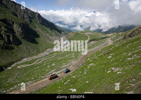 LKW in der Nähe von Rohtang Pass. Manali-Leh-Straße. Himachal Pradesh. Indien Stockfoto