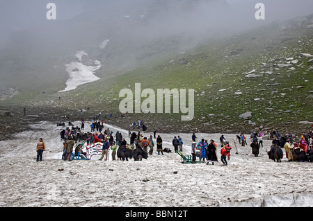 Indische Touristen Spaß mit Schnee. Rohtang La Pass (3978m). Manali-Leh-Straße. Himachal Pradesh. Indien Stockfoto